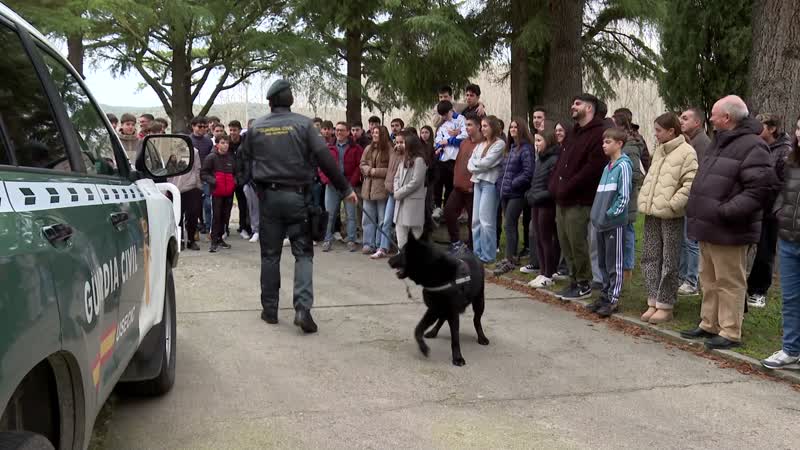 La Guardia Civil explica a los alumnos su trabajo por una sociedad más segura