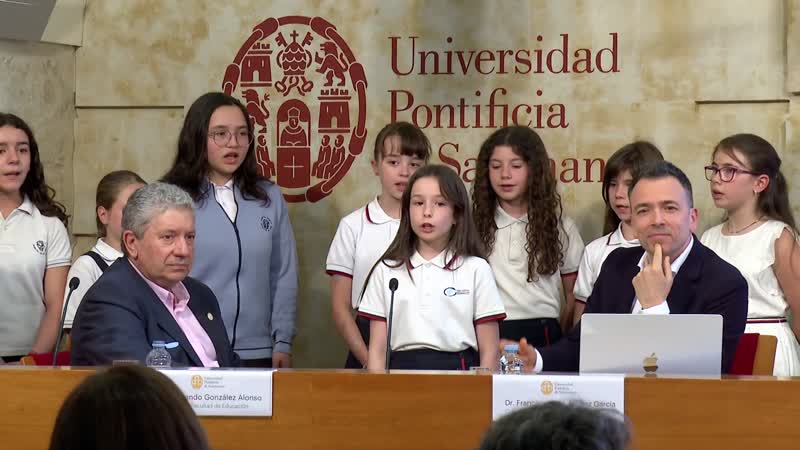 200 niños participan en un musical que celebra el 50 aniversario de la Facultad de Educación de la UPSA