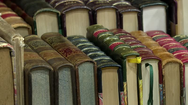 Los anticuarios mantienen viva la Feria del Libro Antiguo con una propuesta de interior