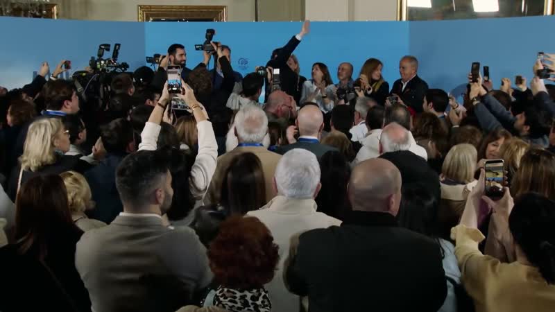 Mañueco sube en votos y escaños, pero depende de Vox