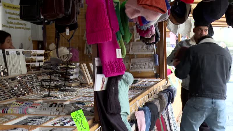 El mercadillo navideño, punto de encuentro para compras originales y artesanas