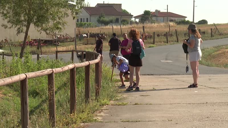Aldeanueva mueve a sus vecinos para limpiar sus calles y entornos
