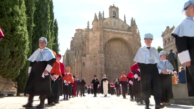 Colorista procesión de homenaje a Francisco de Vitoria 