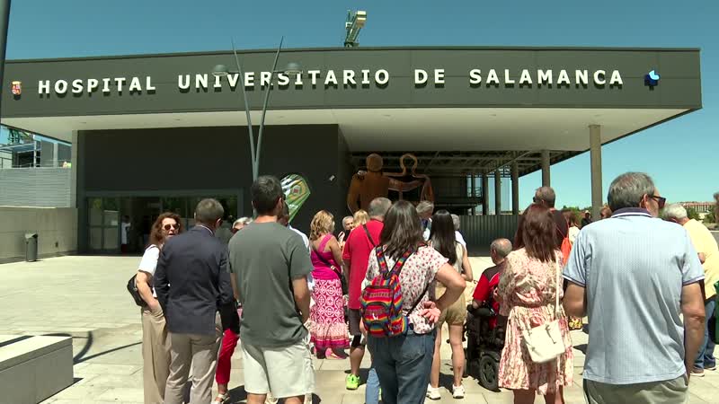 Una escultura homenajea a los donantes a la puerta del hospital