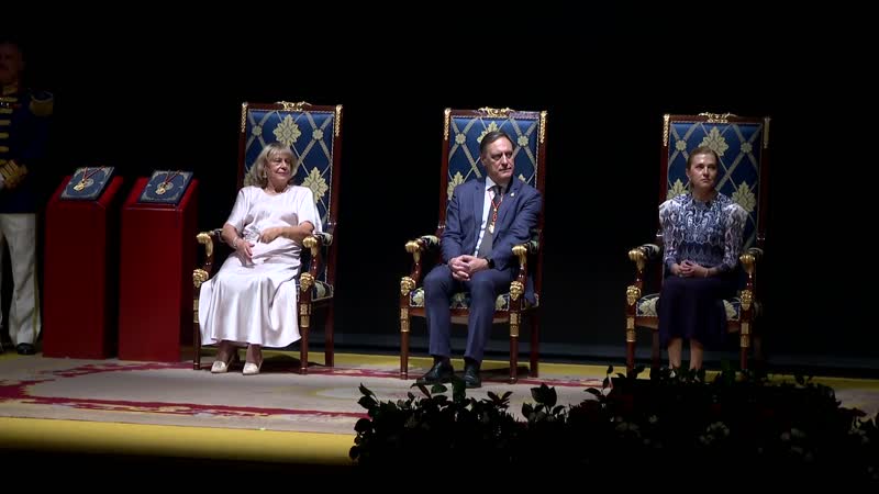 Medallas de la ciudad a María Victoria Mateos y la Asociación de Amas de Casa