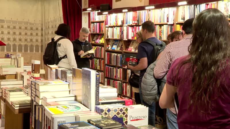 Enorme expectación en la firma de libros de Juan Gómez-Jurado