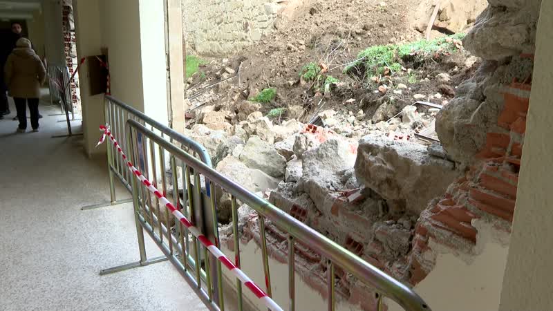 Un fragmento de la cerca nueva medieval se derrumba en Rector Esperabé