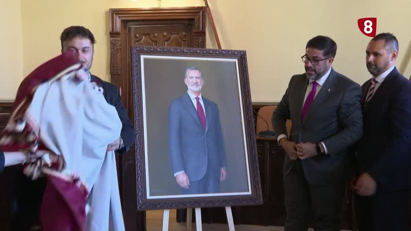 Un retrato del rey Felipe VI preside el salón de plenos