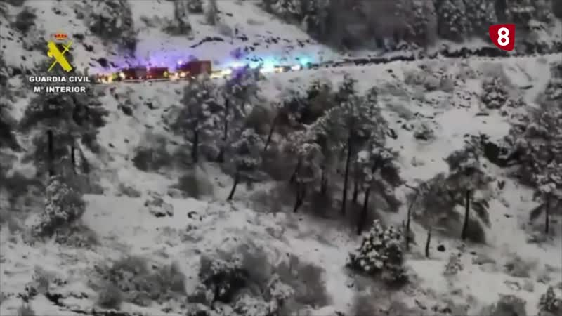 Fallece el conductor de una quitanieves al derrumbarse el vehículo por una ladera de 20 metros 