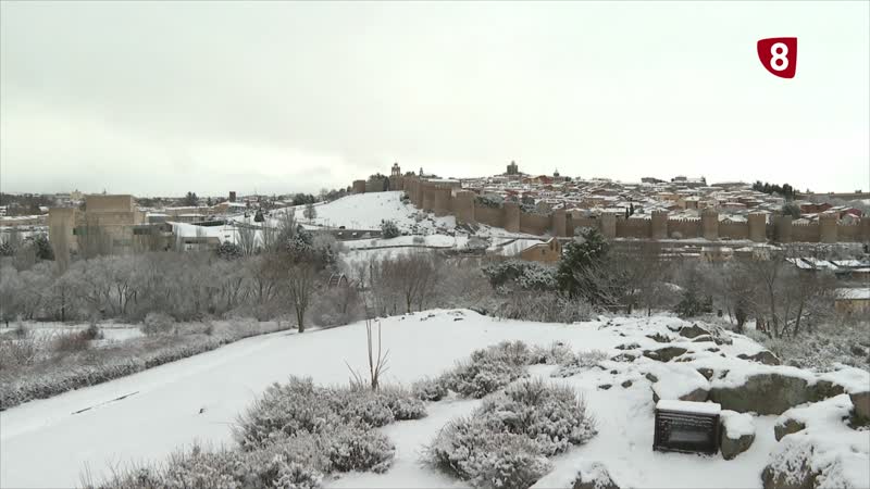 La nieve complica la rutina diaria en la capital abulense
