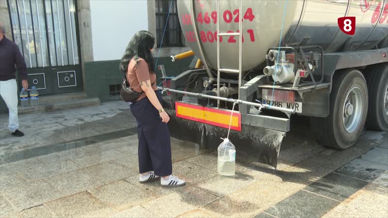 El Ayuntamiento de Las Navas del Marqués reparte agua embotellada