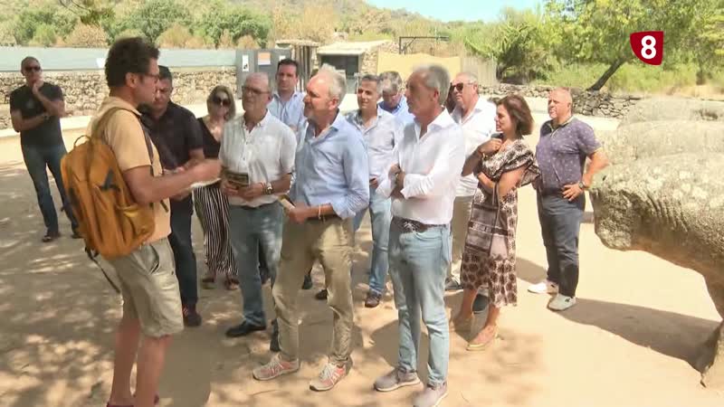 El Consejero de Cultura visita las zonas afectadas por el incendio de Burgohondo