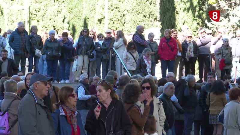 Más de mil personas claman en defensa de la residencia de los Tres Árboles