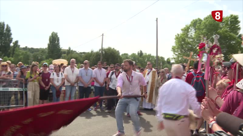 Miles de romeros cumplen con la tradición de La Hiniesta 