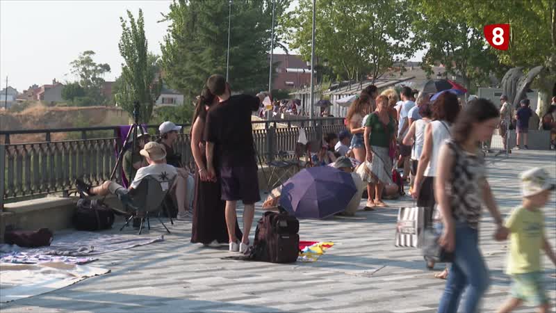 Miles de personas disfrutan del eclipse en Benavente