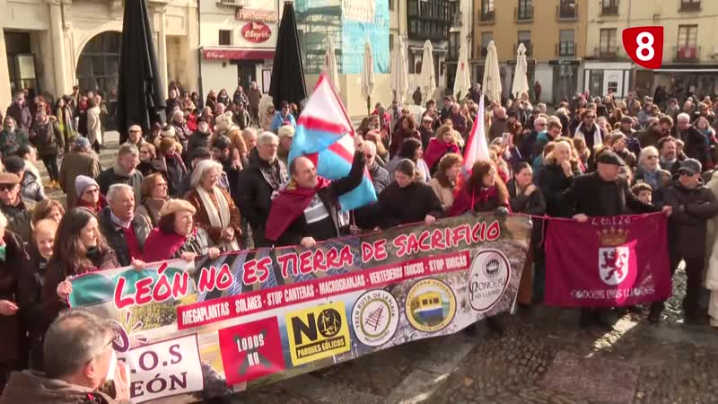 7.000 leoneses piden en la calle que no se tapen las vías de FEVE