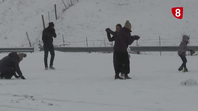 Problemas en carreteras de montaña y camiones embolsados en autovías
