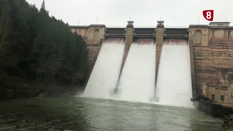 El Pantano de Aguilar abre sus tres compuertas una década después.