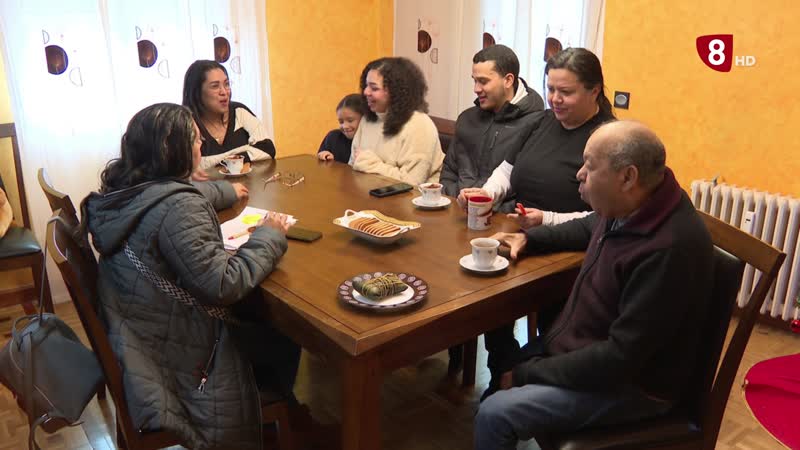 Pegados al televisor y muy pendientes de lo que pasa en su pais