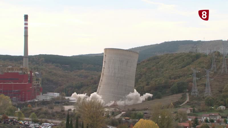 La demolición de la térmica de Compostilla revive la imagen que marcó a Velilla del Río Carrión en 2021
