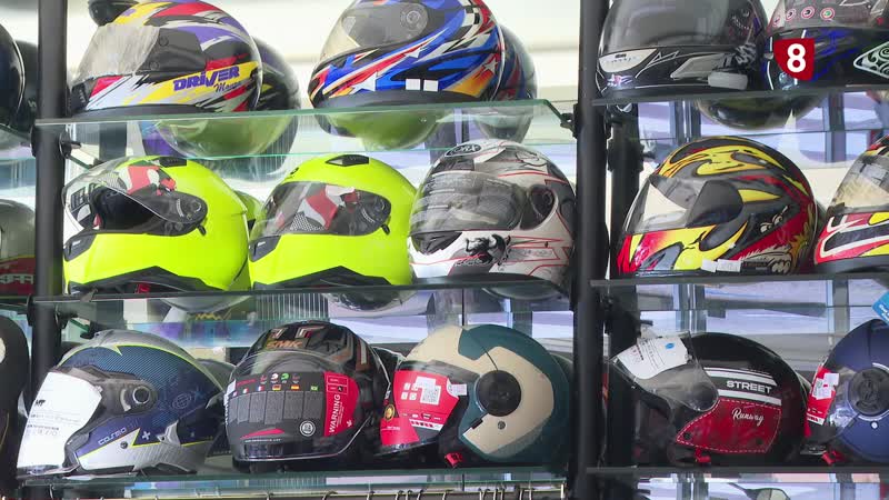 Casco homologado y guantes, obligatorios para motoristas