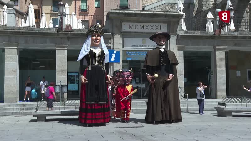 Gigantones y Cabezudos cumplen la tradición de San Juan