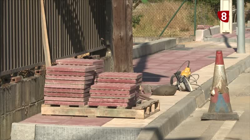 Postes en medio de una calle recientemente renovada en Cubillos