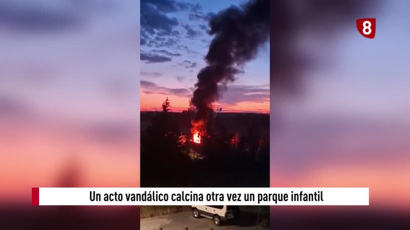 Un incendio intencionado arrasa un tobogán en el barrio del Pilar