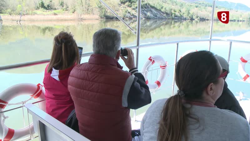 A falta de mar, paseo en barco por el embalse de Sobrón
