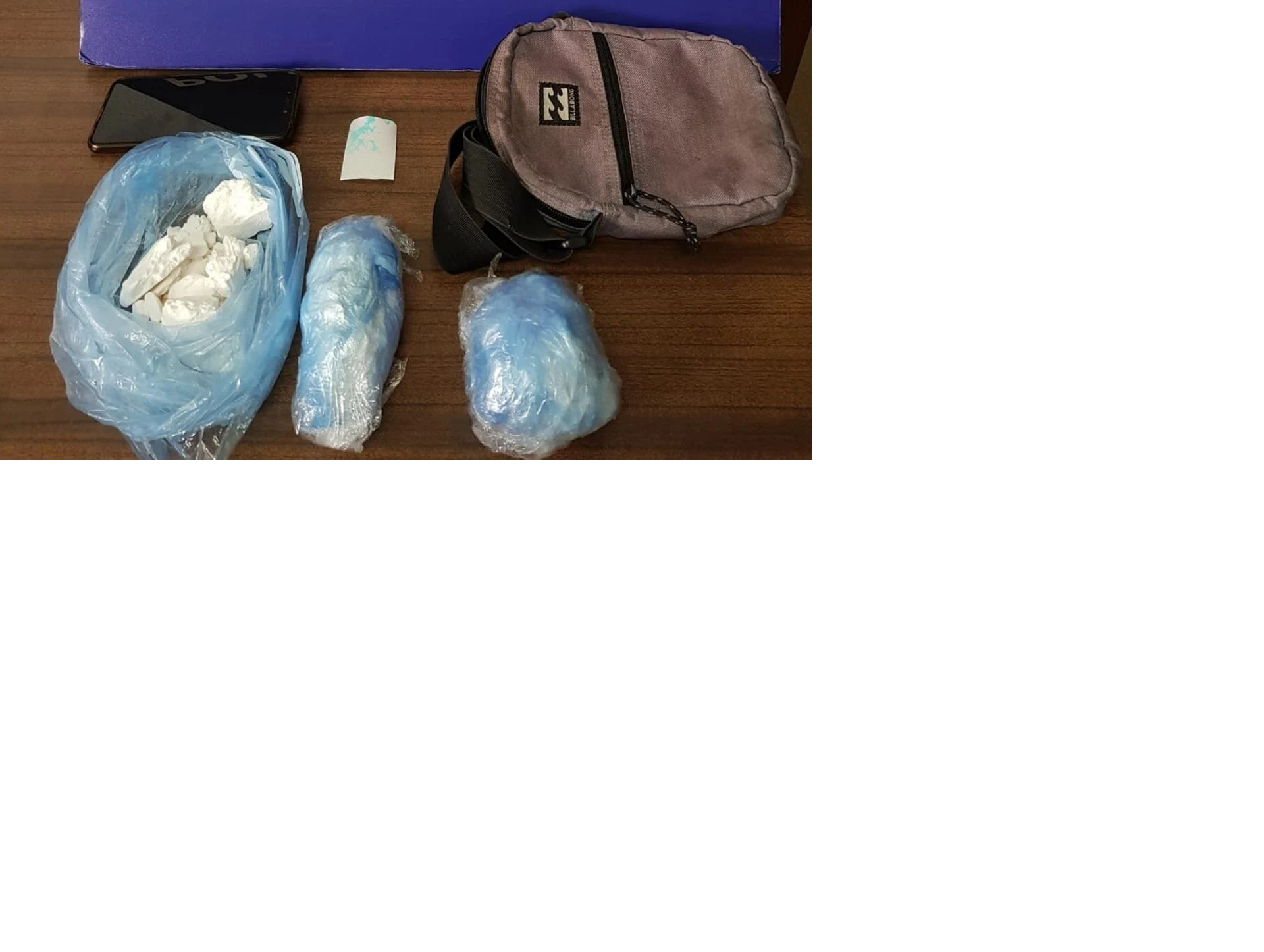 Detenidos con 300 gramos de cocaína ocultos en productos de higiene femenina