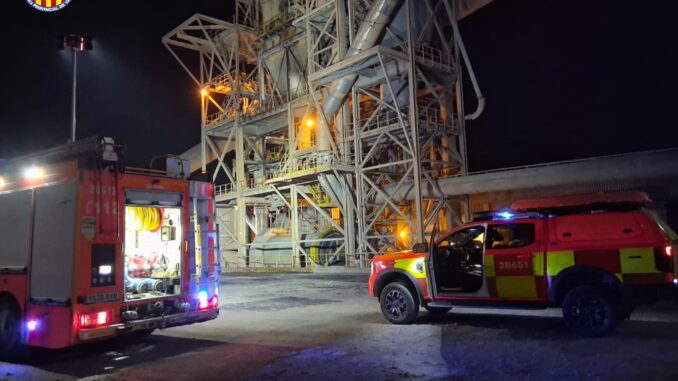 Los bomberos extinguen un incendio en la cementera de Buñol