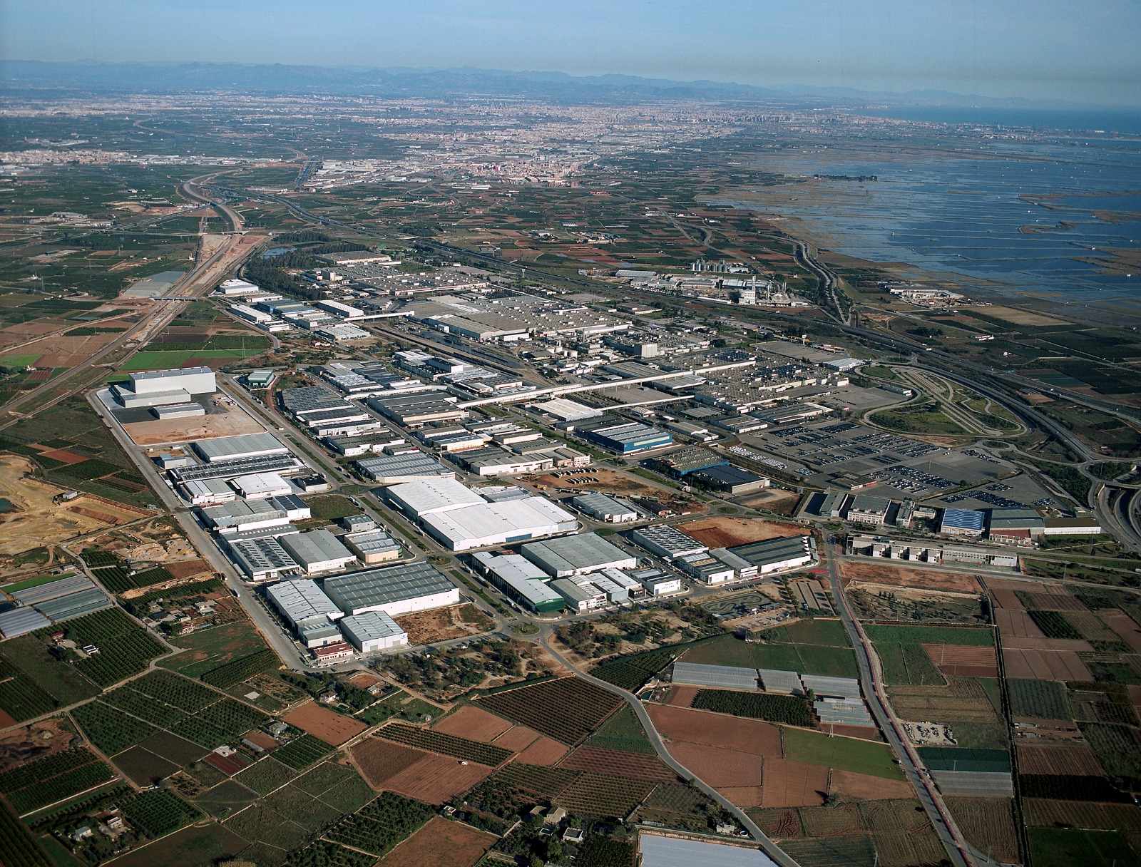 La cifra de negocios en la industria de la Comunitat Valenciana crece un 5,1 % en noviembre frente al descenso del 2,5 % de la media nacional