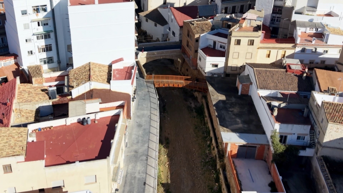 Chiva recupera la calle Buñol y el Puente Viejo, su zona cero de la Dana