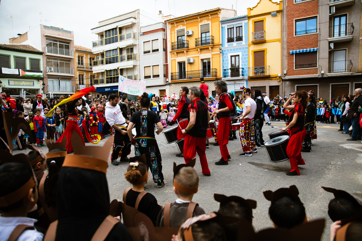 Cheste vuelve a llenarse de color en un multitudinario desfile de Carnaval escolar