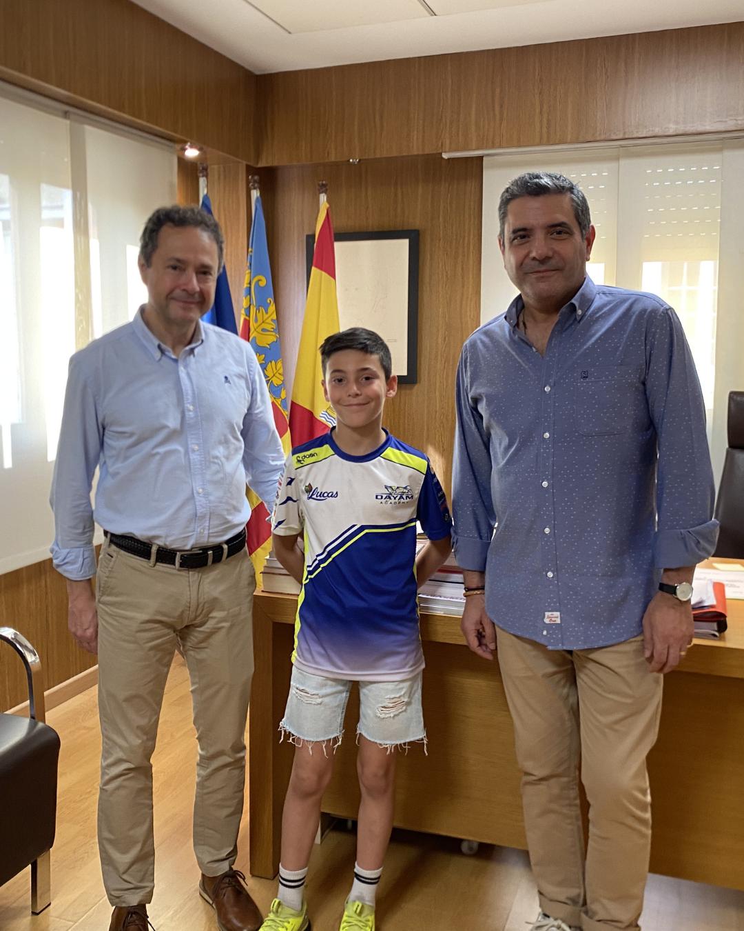 El Ayuntamiento de Chiva reconoce al piloto local Dani Hidalgo con la firma en el Libro de Honor