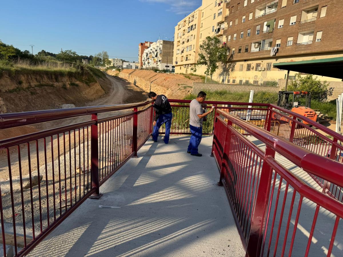 La Generalitat Valenciana pone en servicio la nueva pasarela de Ramón y Cajal en Chiva que sustituye a la municipal arrasada con las riadas