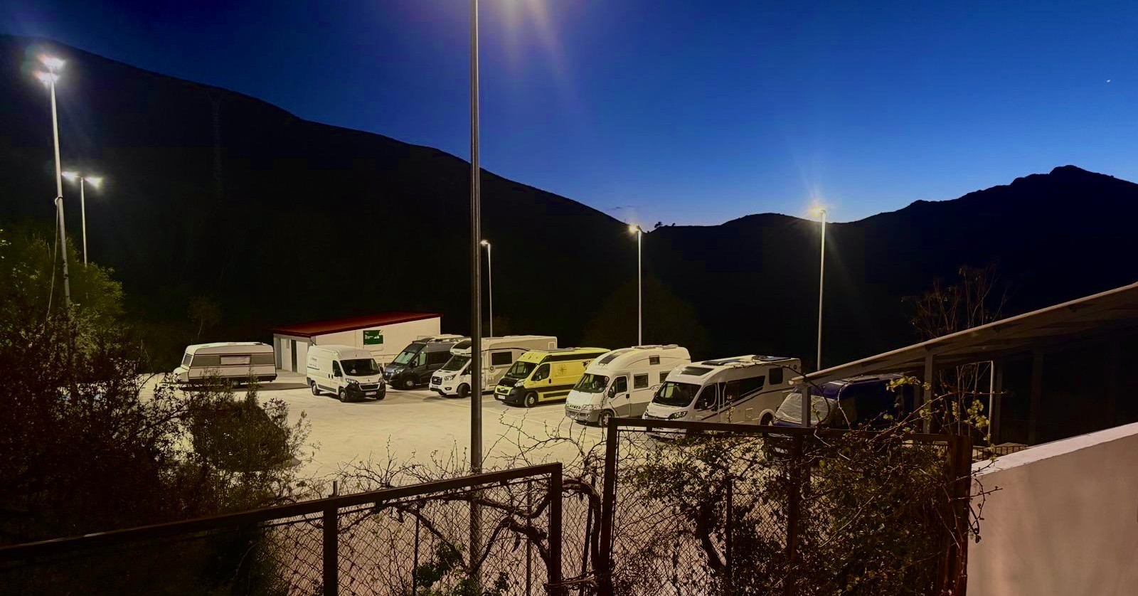 El párking de caravanas de Dos Aguas está preparado para acoger autocaravanas en un entorno único y preparado para la comodidad