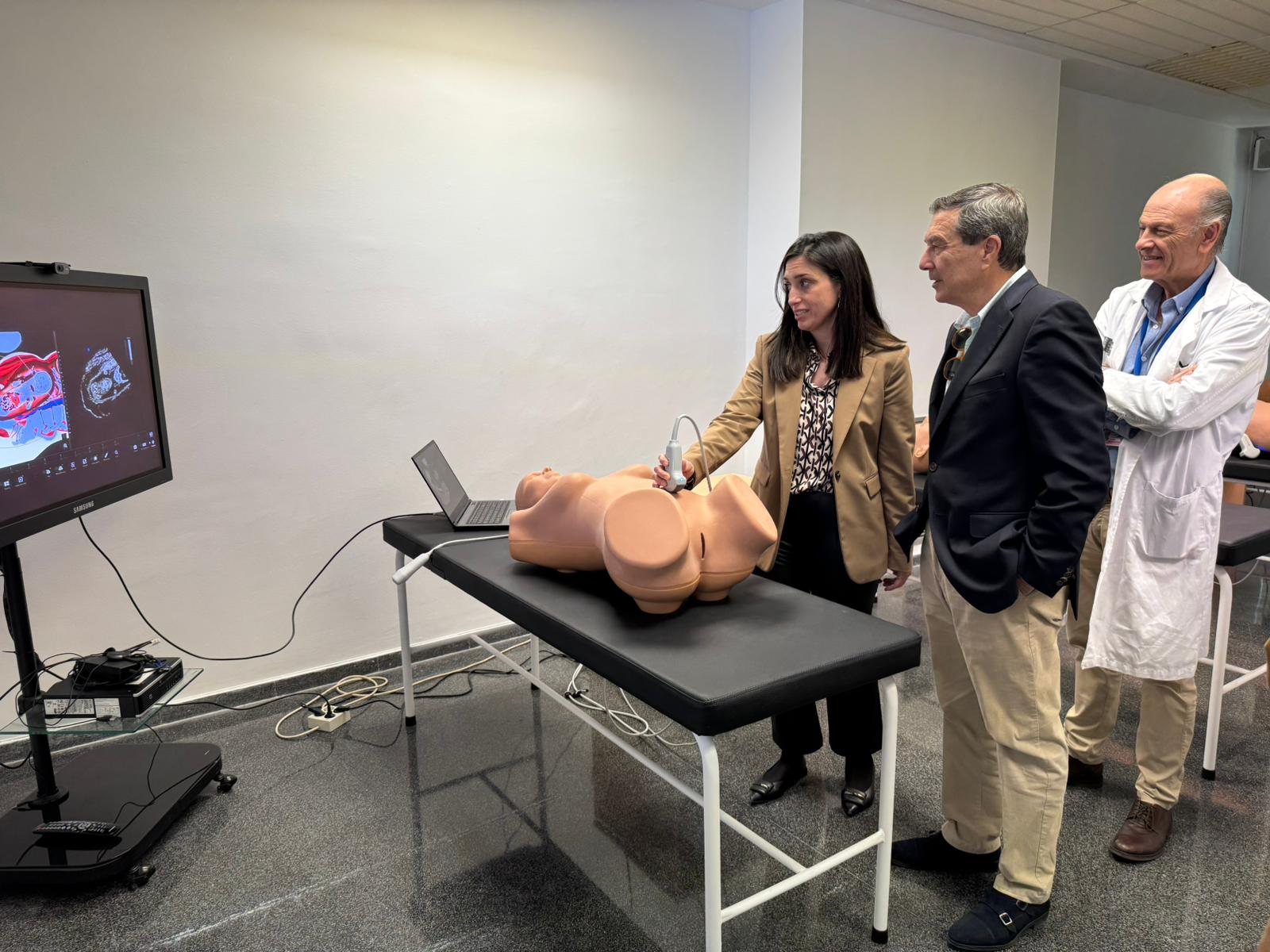 Sanidad destina cerca de 12 millones de euros en la dotación de 679 ecógrafos para centros de Atención Primaria de todos los departamentos de salud