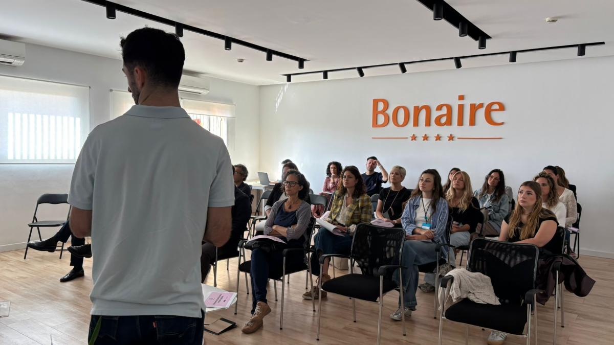 La Generalitat presenta en el centro comercial Bonaire de Aldaia la aplicación València Comparte Coche para promover la movilidad compartida