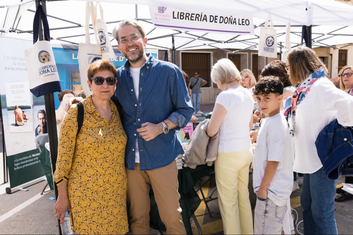 Cheste Lee congrega a centenares de personas en la plaza Doctor Cajal unidas por la cultura