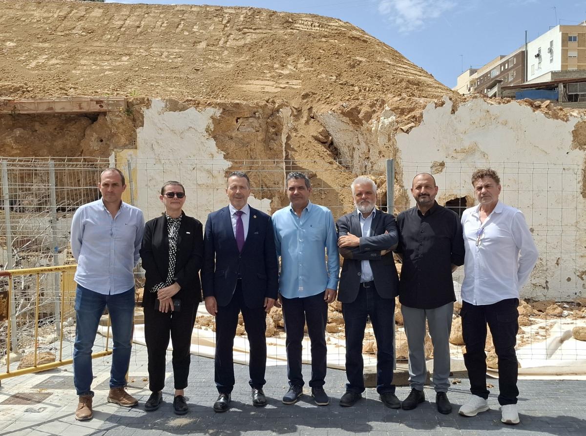 El rector de la UPV visita Chiva para oficializar el convenio del futuro mural en reconocimiento a los voluntarios de la DANA