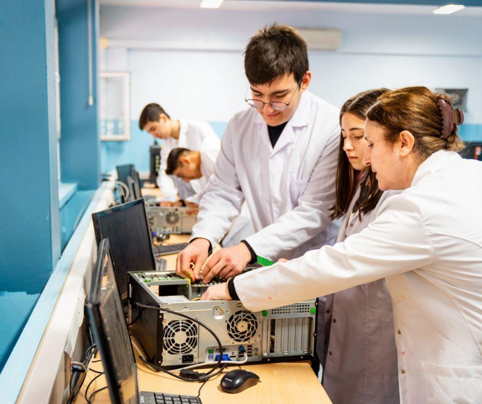 Educación amplía la red de viveros de empresa del programa Llança’t con la incorporación de nuevos centros estratégicos 