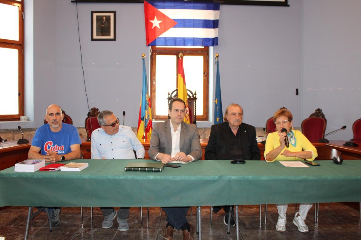 El Ayuntamiento de Cheste recibe al embajador de Cuba en España y al periodista Ignacio Ramonet