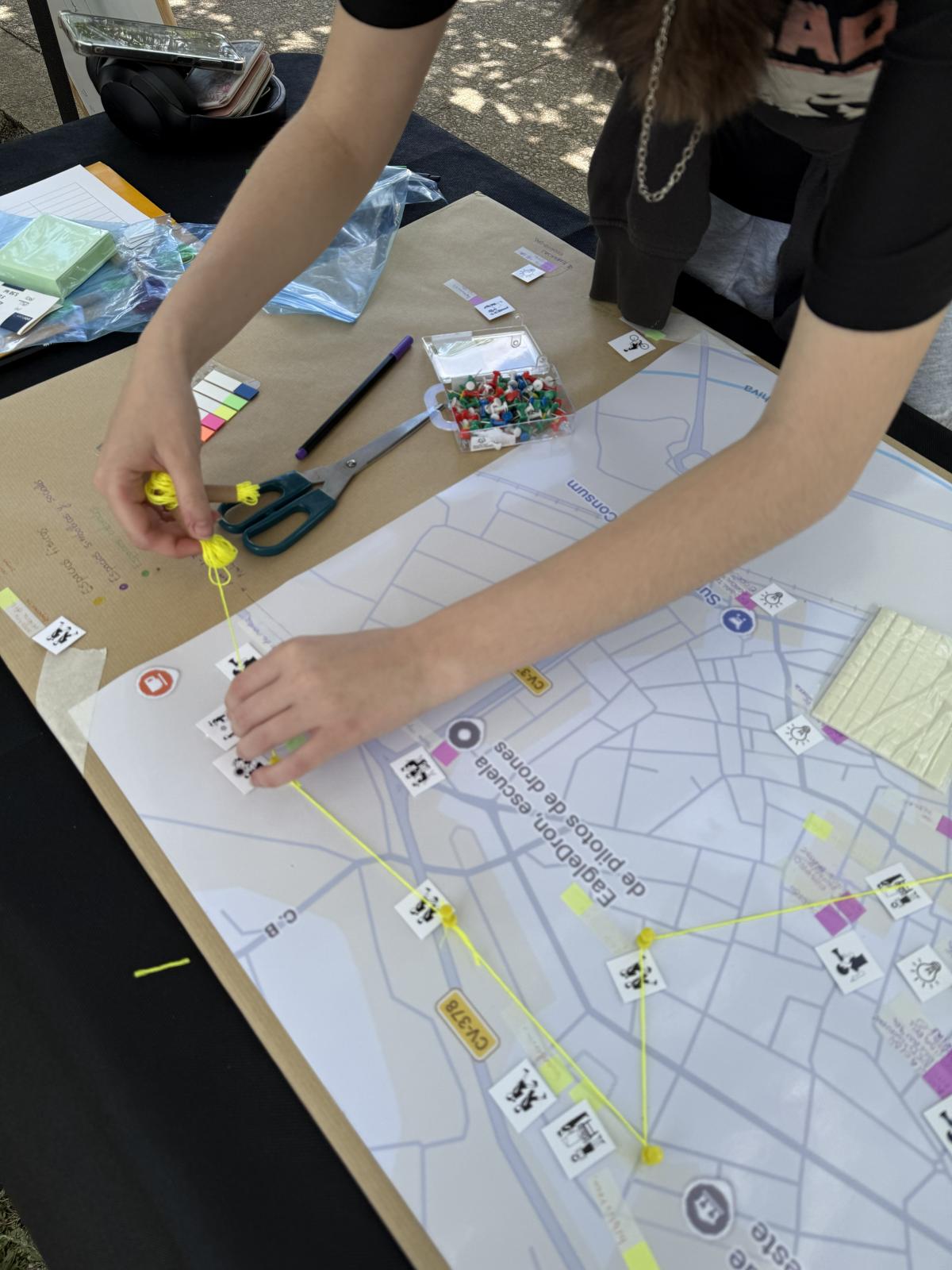 Ciudadanía y asociaciones de Cheste participan en la creación de un mapa comunitario sobre educación, medio ambiente y vida colectiva durante la Feria de Medio Ambiente
