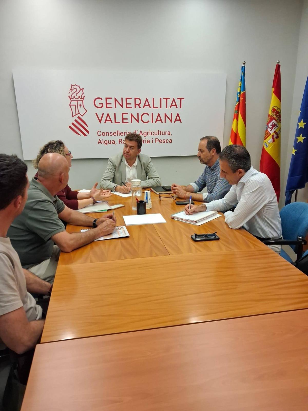 Representantes de la Cooperativa Santa Bárbara y el Ayuntamiento de Macastre se reúnen para concretar líneas de ayuda