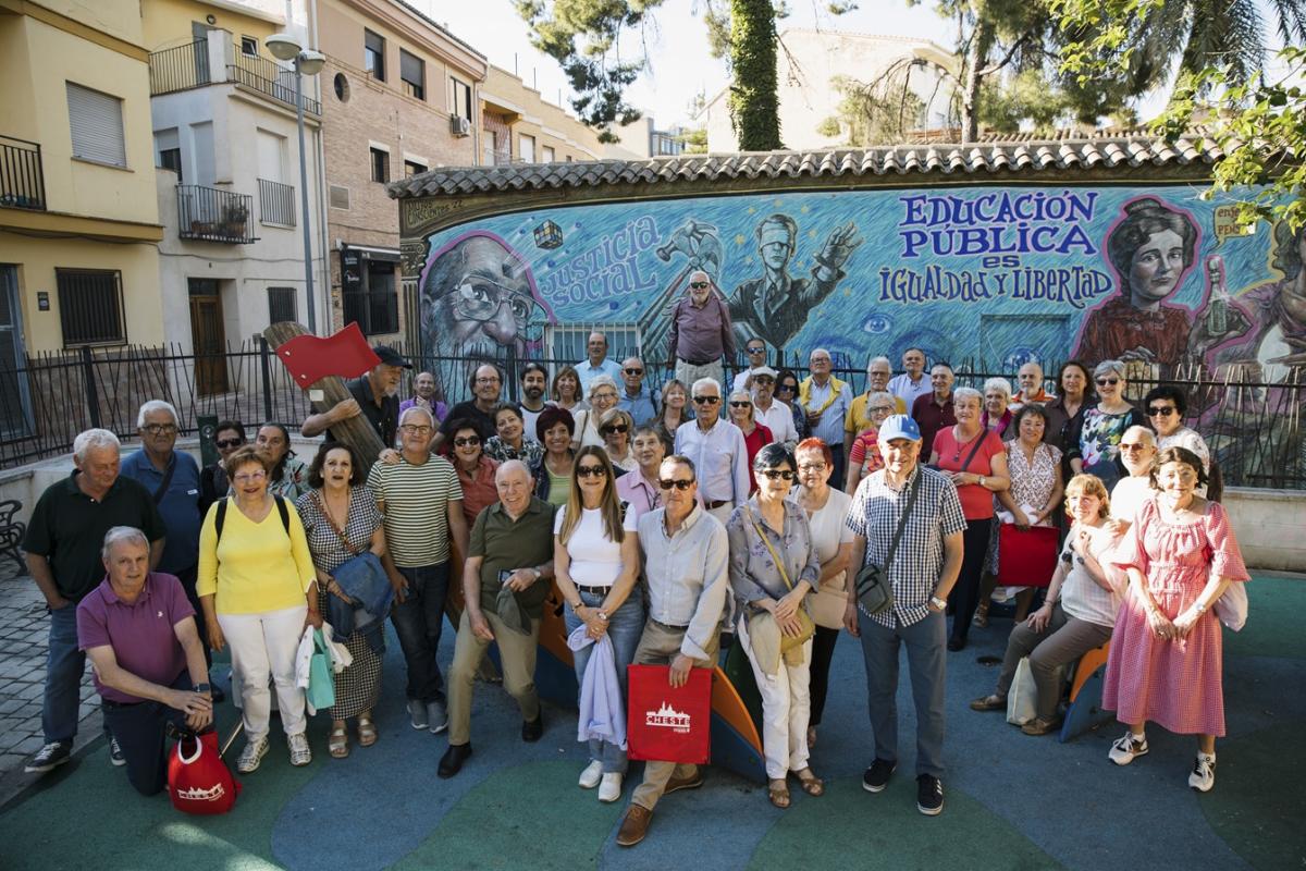El Ayuntamiento de Cheste rinde homenaje a la segunda promoción de maestros de la Universidad Laboral en su 50 aniversario