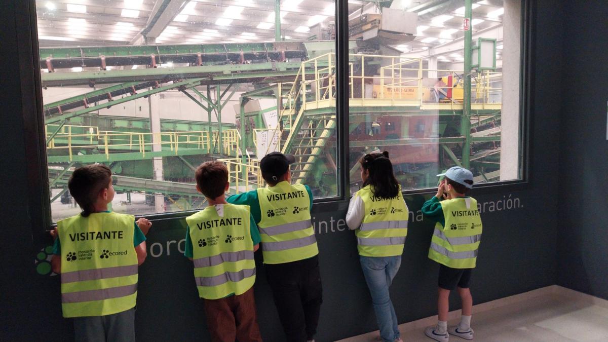 El programa Aula Composta viaja del CEIP San Luis de Buñol a la Planta de Llíria