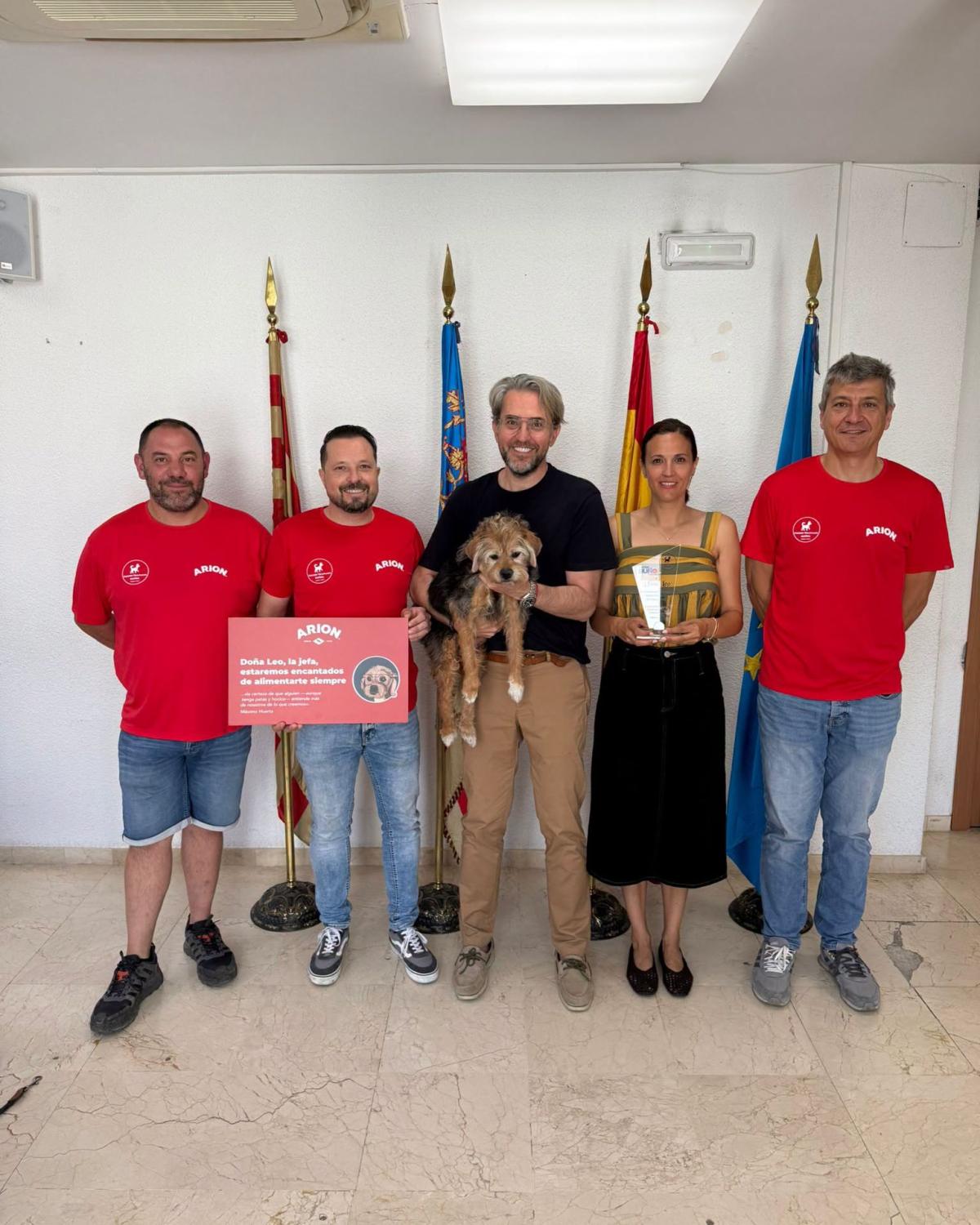 Homenaje a la perrita de Máximo Huerta, Doña Leo, con el reconocimiento de Embajadora de los Perros Templaus de Buñol