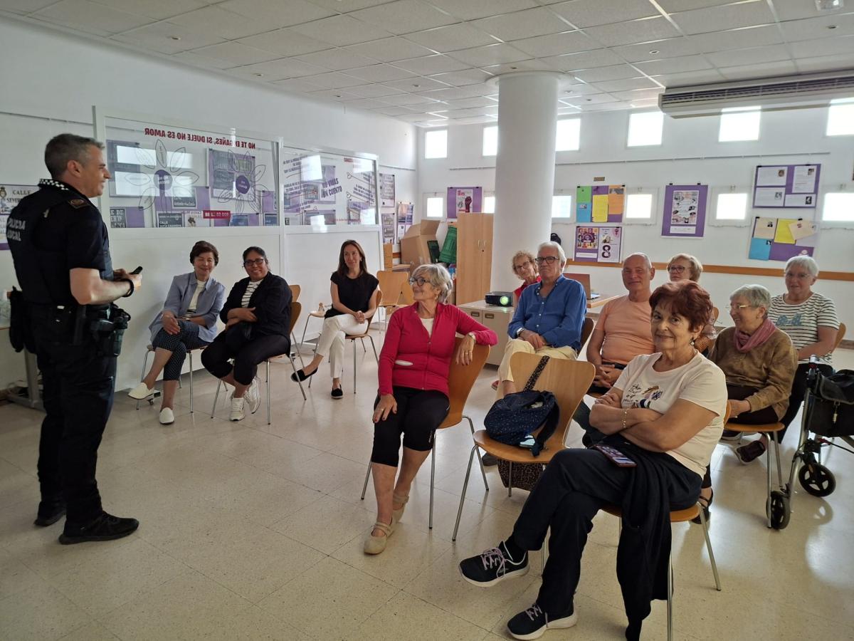 Chiva refuerza la prevención de delitos contra personas mayores con una charla informativa