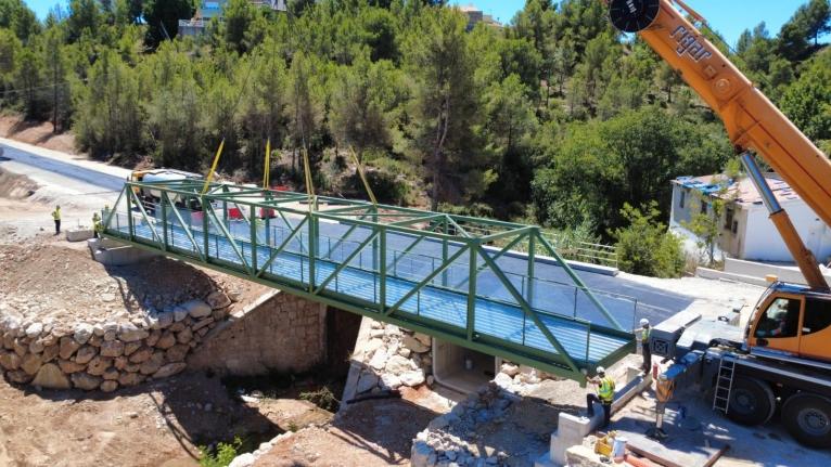 La Diputació instala la nueva pasarela ciclopeatonal de la CV-425 y encara la recta final del corte entre Buñol y Alborache